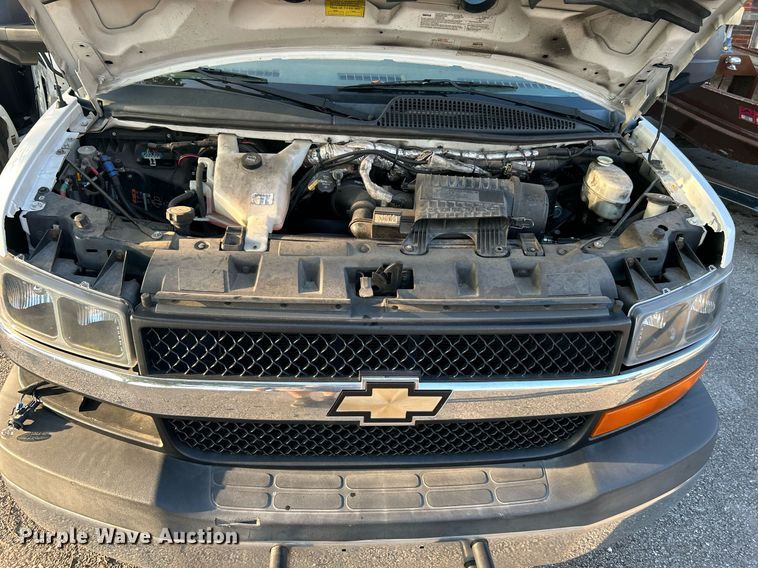 image for item MG9998 2014 Chevrolet Express G4500  shuttle bus