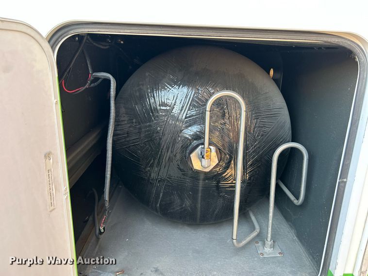 image for item MG9998 2014 Chevrolet Express G4500  shuttle bus