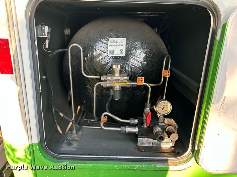 image for item MG9998 2014 Chevrolet Express G4500  shuttle bus