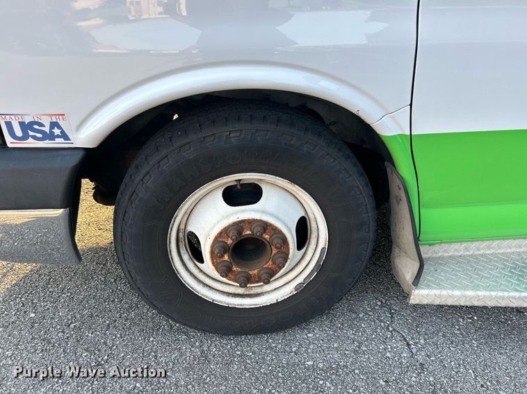 image for item MG9998 2014 Chevrolet Express G4500  shuttle bus