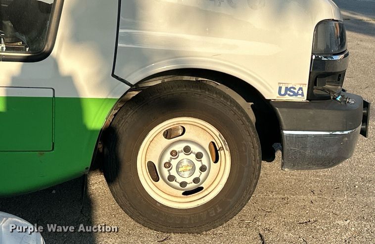 image for item MG9998 2014 Chevrolet Express G4500  shuttle bus