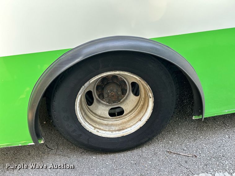 image for item MG9998 2014 Chevrolet Express G4500  shuttle bus