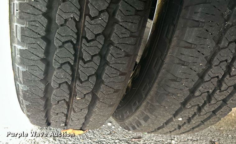 image for item MG9998 2014 Chevrolet Express G4500  shuttle bus