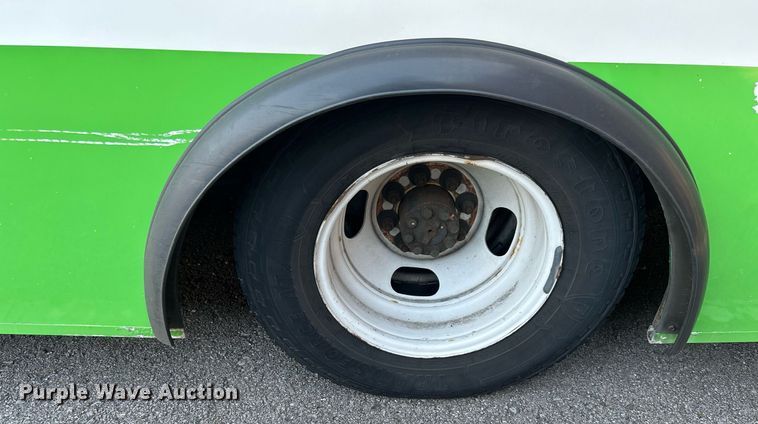 image for item MG9998 2014 Chevrolet Express G4500  shuttle bus