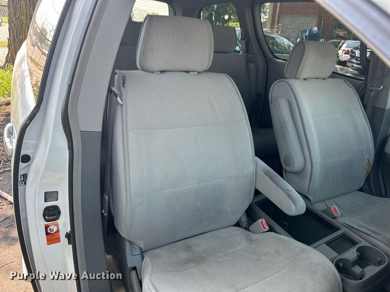 image for item MH9002 2008 Nissan Quest  van