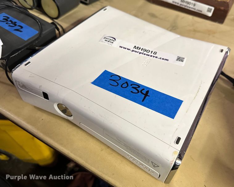 image for item MH9018 Xbox 360  gaming system