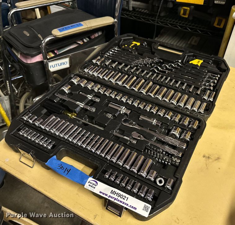 image for item MH9021 DeWalt  tool set