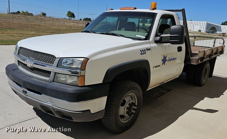 image for item MP9400 2003 Chevrolet Silverado 3500  flatbed pickup truck