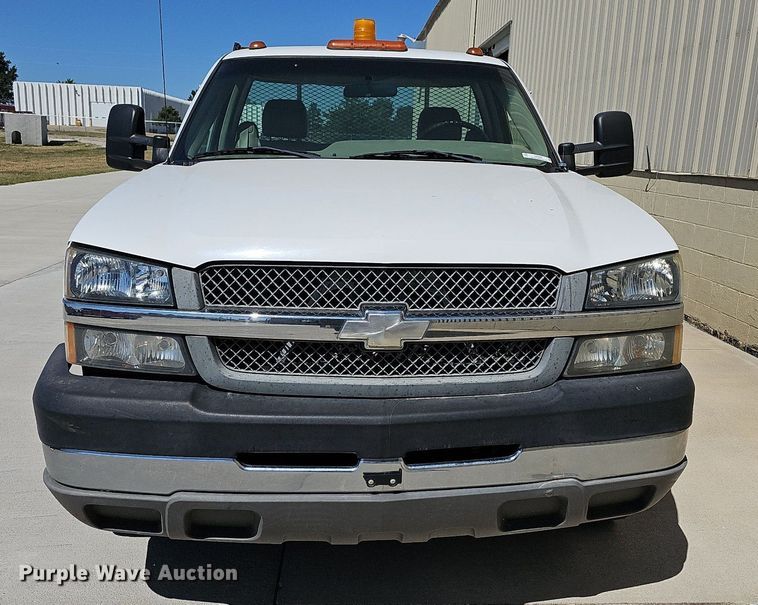 image for item MP9400 2003 Chevrolet Silverado 3500  flatbed pickup truck