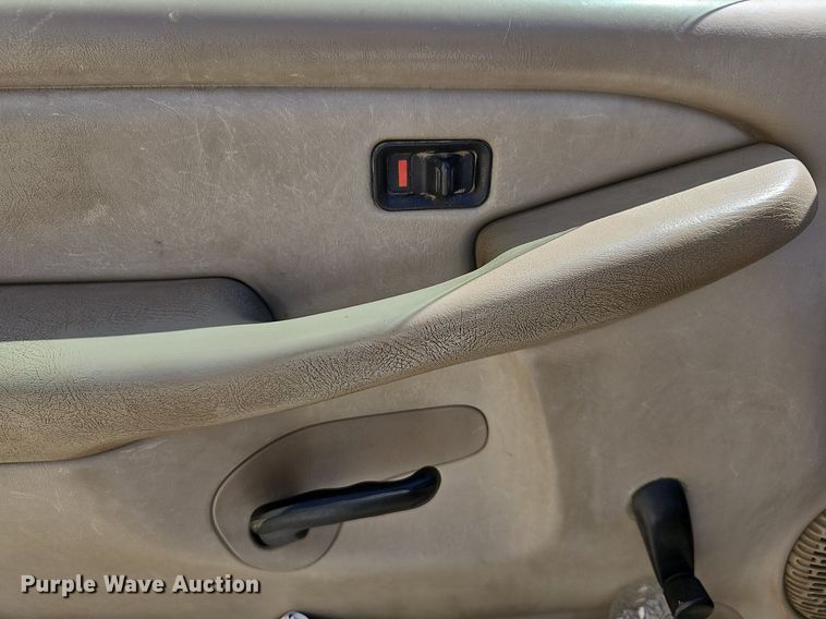 image for item MP9400 2003 Chevrolet Silverado 3500  flatbed pickup truck