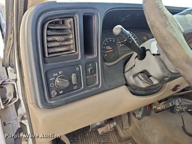 image for item MP9400 2003 Chevrolet Silverado 3500  flatbed pickup truck