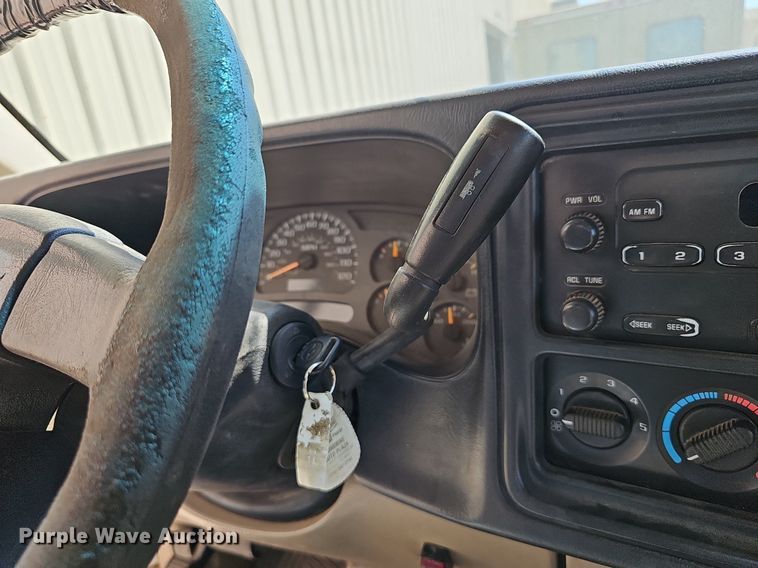 image for item MP9400 2003 Chevrolet Silverado 3500  flatbed pickup truck