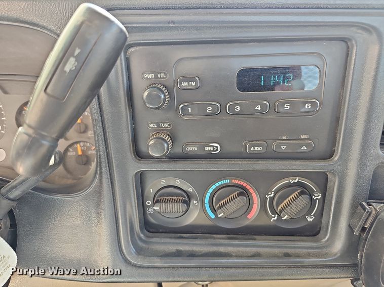 image for item MP9400 2003 Chevrolet Silverado 3500  flatbed pickup truck