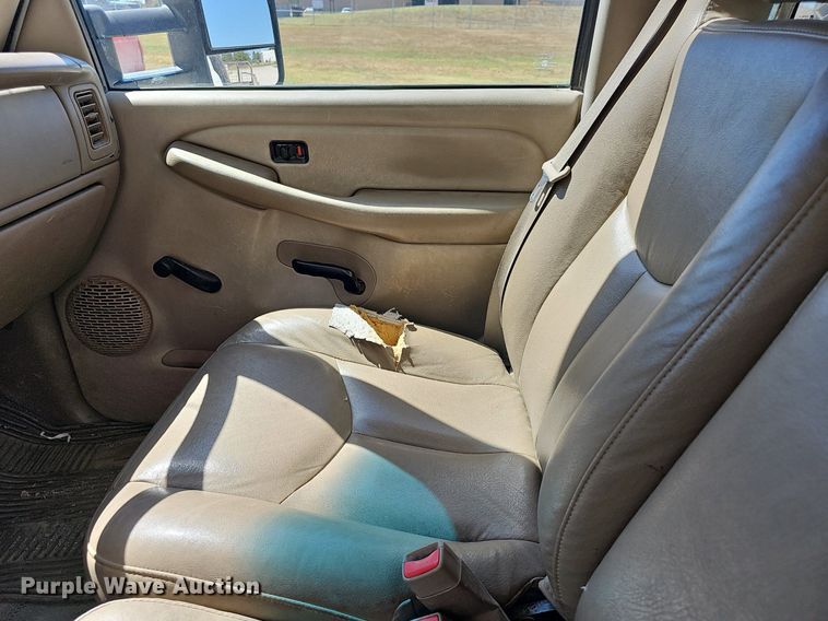 image for item MP9400 2003 Chevrolet Silverado 3500  flatbed pickup truck