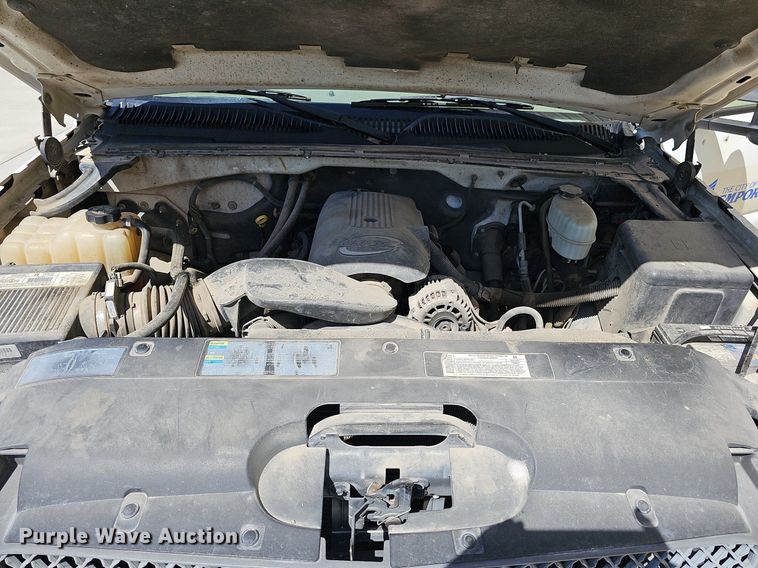 image for item MP9400 2003 Chevrolet Silverado 3500  flatbed pickup truck