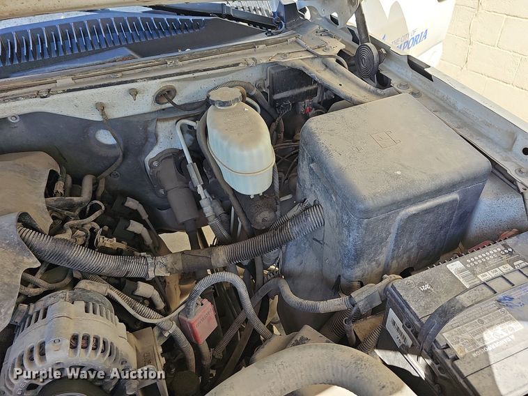 image for item MP9400 2003 Chevrolet Silverado 3500  flatbed pickup truck