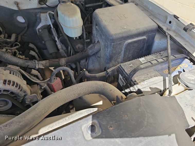 image for item MP9400 2003 Chevrolet Silverado 3500  flatbed pickup truck