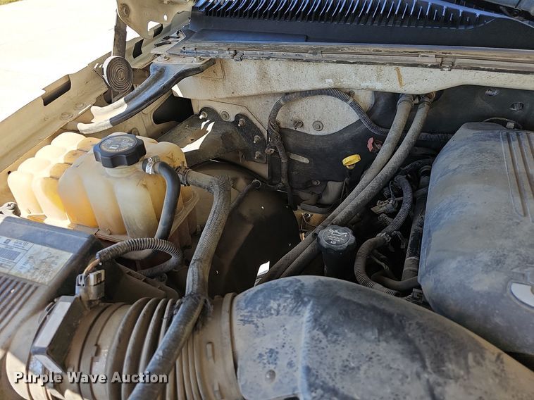 image for item MP9400 2003 Chevrolet Silverado 3500  flatbed pickup truck