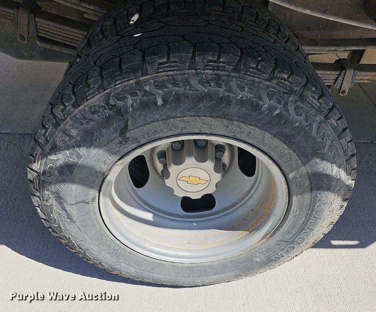 image for item MP9400 2003 Chevrolet Silverado 3500  flatbed pickup truck