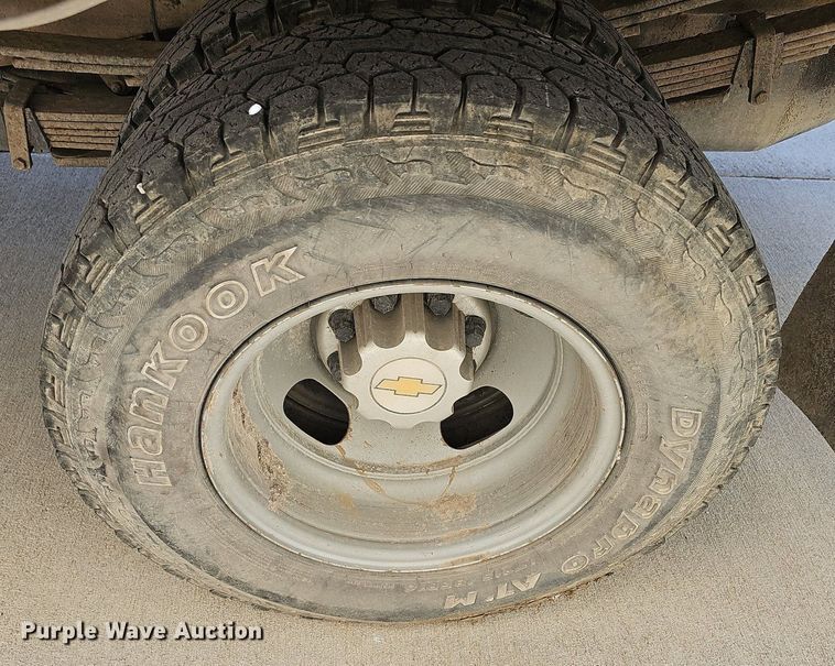 image for item MP9400 2003 Chevrolet Silverado 3500  flatbed pickup truck