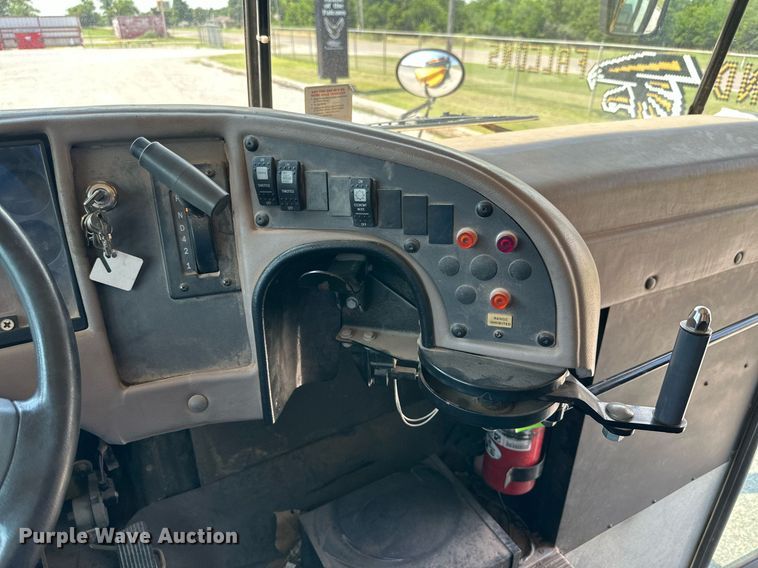 image for item MR9113 2004 International  school bus