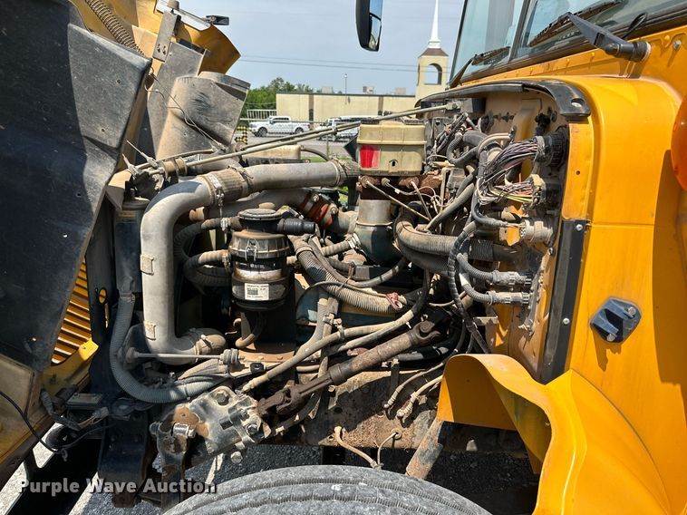 image for item MR9113 2004 International  school bus