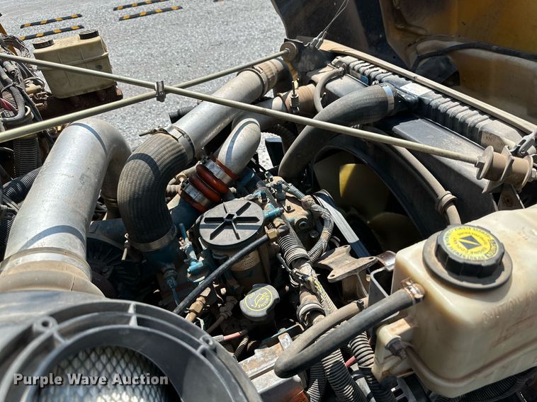 image for item MR9113 2004 International  school bus