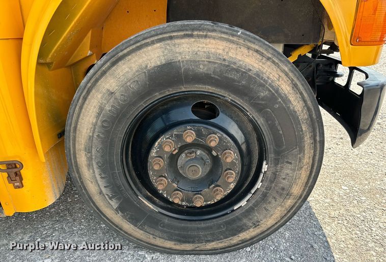 image for item MR9113 2004 International  school bus