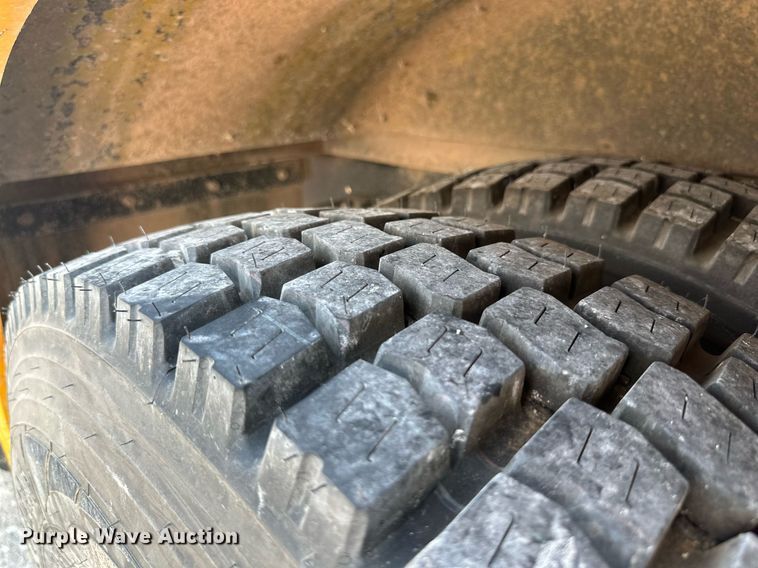 image for item MR9113 2004 International  school bus