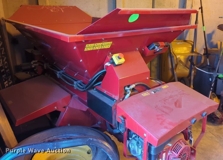 image for item MY9919 2014 Toro ProPass 200  top dresser