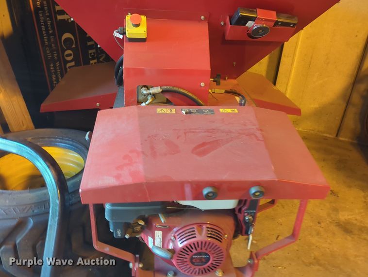 image for item MY9919 2014 Toro ProPass 200  top dresser