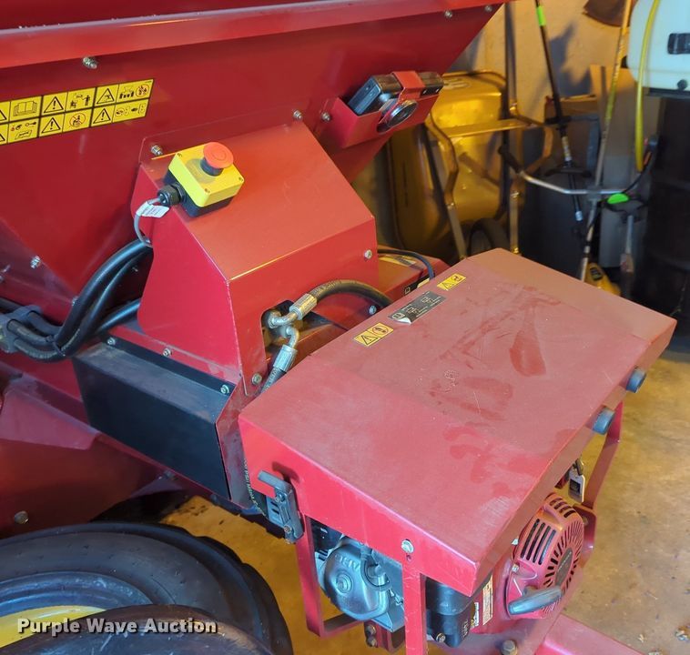 image for item MY9919 2014 Toro ProPass 200  top dresser