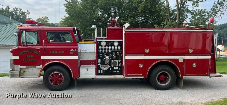 image for item NA9121 1985 Mack CF686FC  pumper fire truck