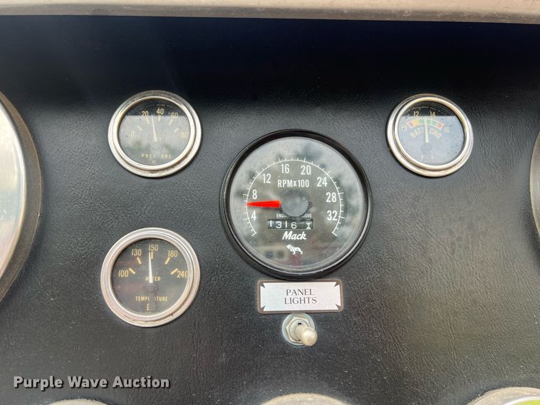 image for item NA9121 1985 Mack CF686FC  pumper fire truck