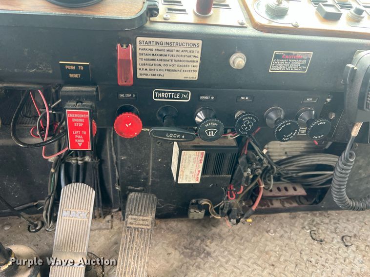 image for item NA9121 1985 Mack CF686FC  pumper fire truck