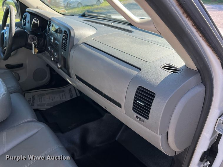 image for item NA9158 2013 Chevrolet Silverado 1500 Ext. Cab pickup truck