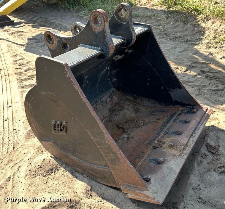 image for item NF9143 TAG NH LB90  backhoe bucket