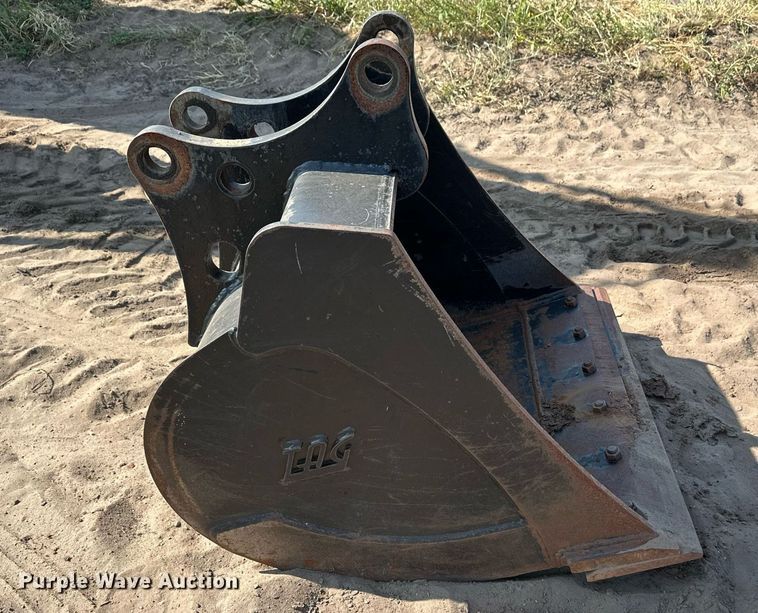 image for item NF9143 TAG NH LB90  backhoe bucket