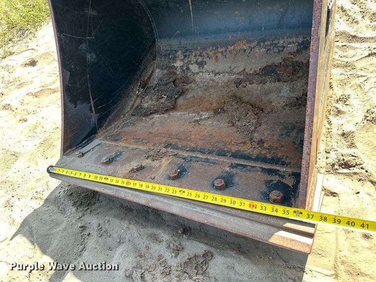 image for item NF9143 TAG NH LB90  backhoe bucket