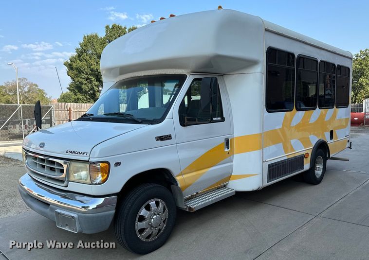 image for item NF9193 2001 Ford E450 Super Duty  shuttle bus