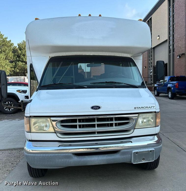 image for item NF9193 2001 Ford E450 Super Duty  shuttle bus