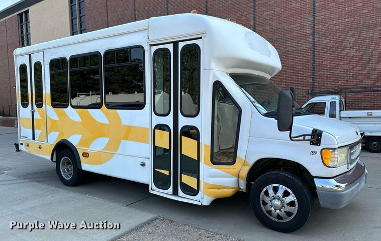 image for item NF9193 2001 Ford E450 Super Duty  shuttle bus