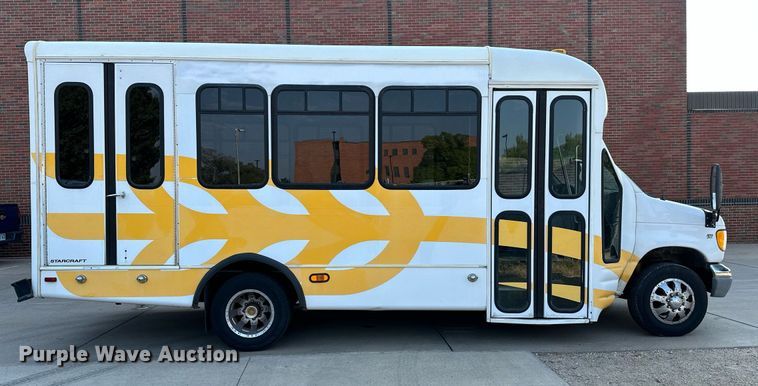 image for item NF9193 2001 Ford E450 Super Duty  shuttle bus