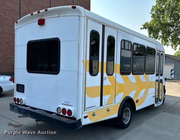 image for item NF9193 2001 Ford E450 Super Duty  shuttle bus