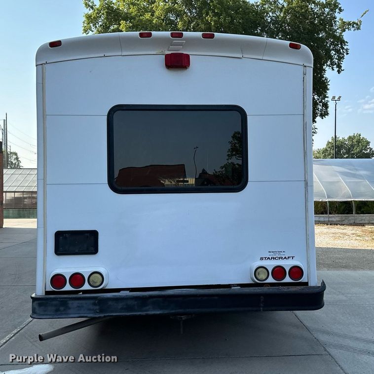 image for item NF9193 2001 Ford E450 Super Duty  shuttle bus