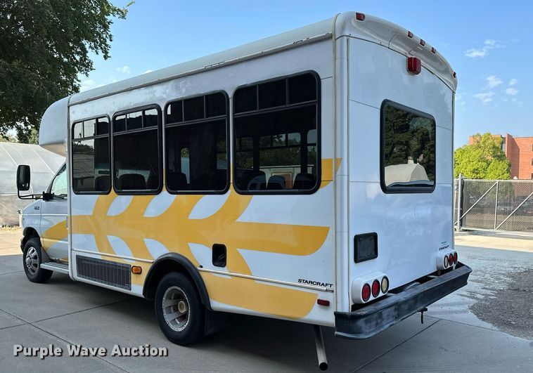 image for item NF9193 2001 Ford E450 Super Duty  shuttle bus