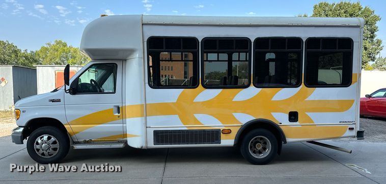 image for item NF9193 2001 Ford E450 Super Duty  shuttle bus