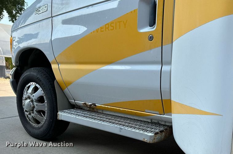 image for item NF9193 2001 Ford E450 Super Duty  shuttle bus