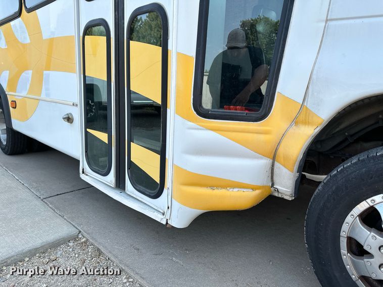 image for item NF9193 2001 Ford E450 Super Duty  shuttle bus
