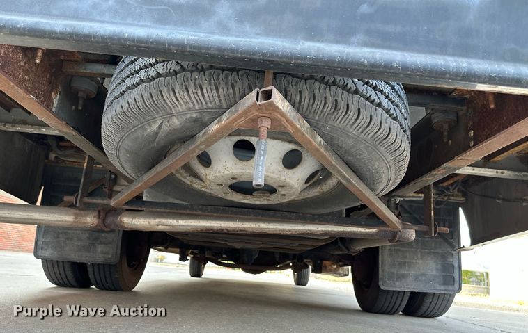 image for item NF9193 2001 Ford E450 Super Duty  shuttle bus